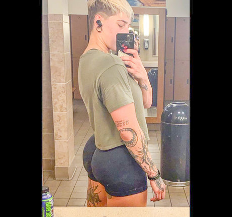 Rhea Ripley modèle érotique image