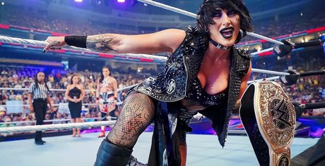 Rhea Ripley estrella del arte fotos