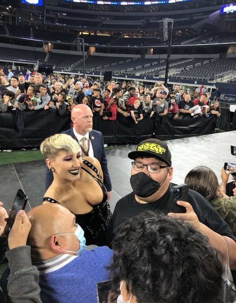 Rhea Ripley estrella del arte imágenes