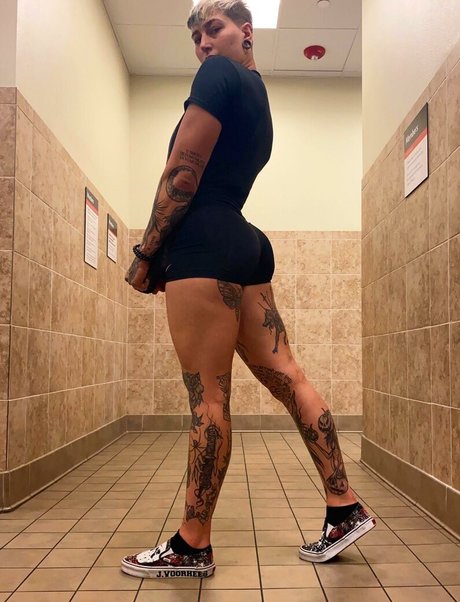 Rhea Ripley mejor modelo foto