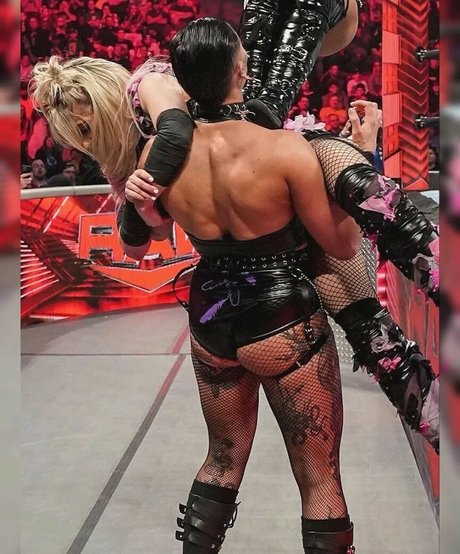 Rhea Ripley estrella perfecta galería