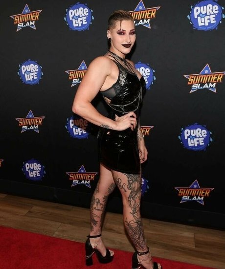 Rhea Ripley jolie étoile galeries