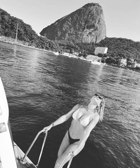 Flavia Alessandra estrella porno bonita archivo