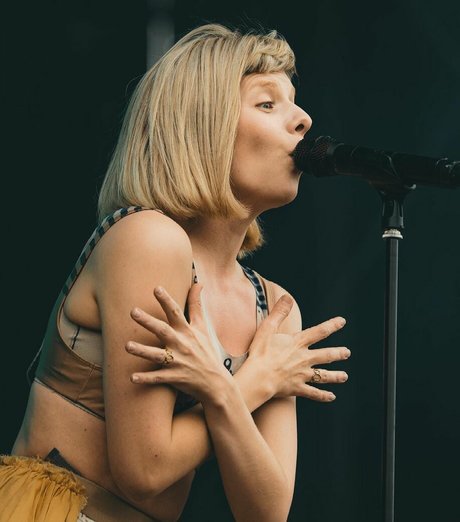 Aurora Aksnes modèles nus image