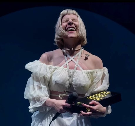 Aurora Aksnes modelo hd fotos