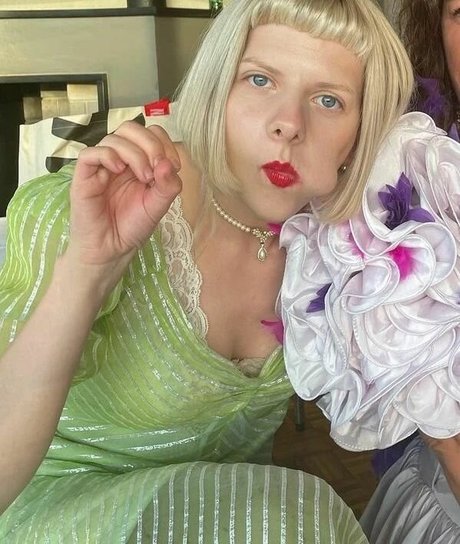 Aurora Aksnes modèle sympa galerie