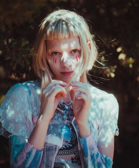 Aurora Aksnes modèle nu image