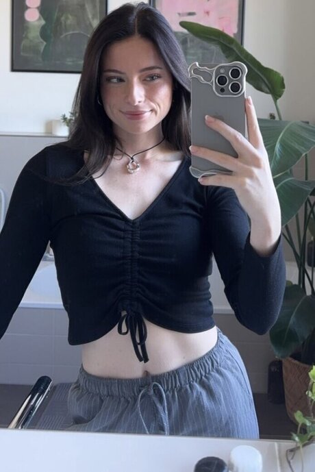 Anica Zimmermann modèle sexy photos