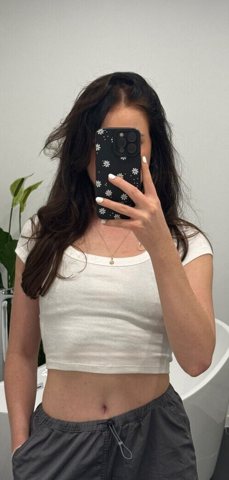 Anica Zimmermann estrella porno atractiva foto