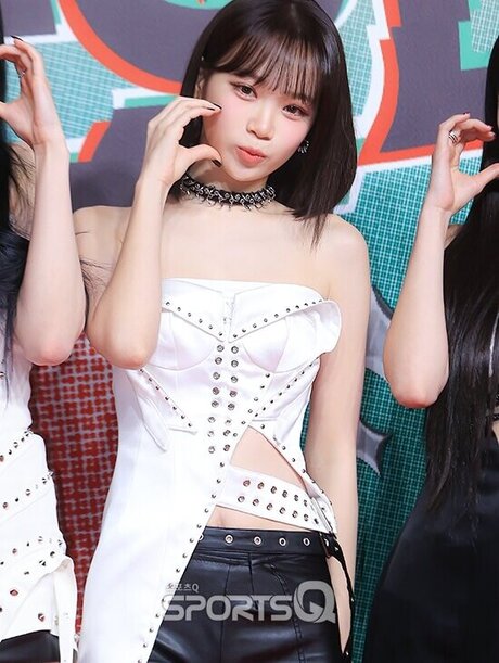 Kim Chaewon modèle porno archive