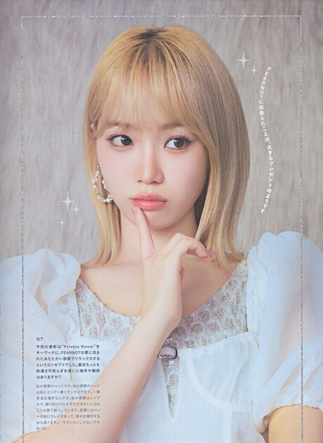 Kim Chaewon estrella porno desnuda foto