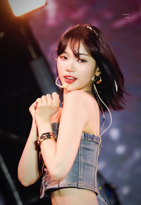 Kim Chaewon modèle nu image