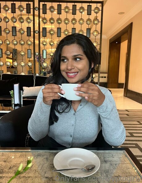 Miss Patel actriz libre fotos