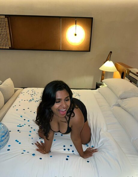 Miss Patel estrella porno exclusiva galerías