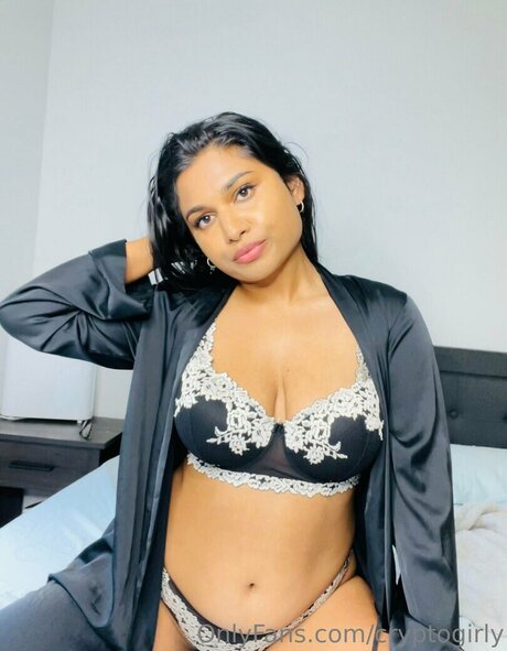 Miss Patel étoile nue img