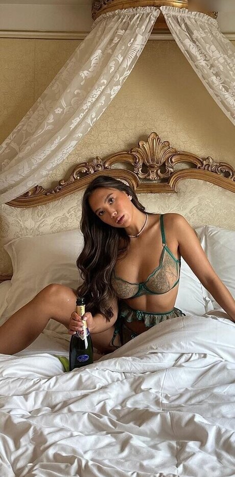 Adorable Caro étoile exclusive galeries