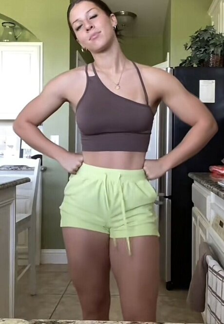 Allison Royalty actriz desnuda foto