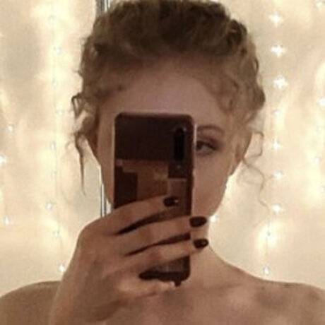 Peachypolegirl model pic