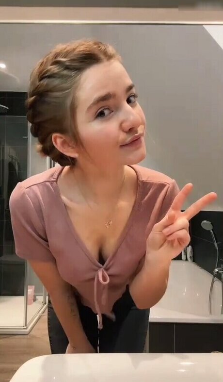 Julia Schulze étoile sexy archive