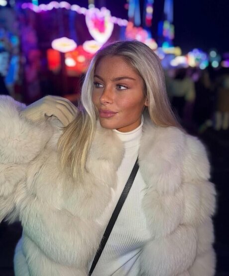 mollymercedes hermosa modelo foto