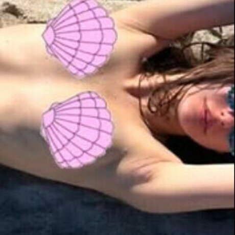 Piggypout model nude photo