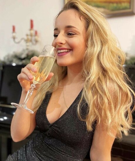 Camille LV estrella porno hermosa galería