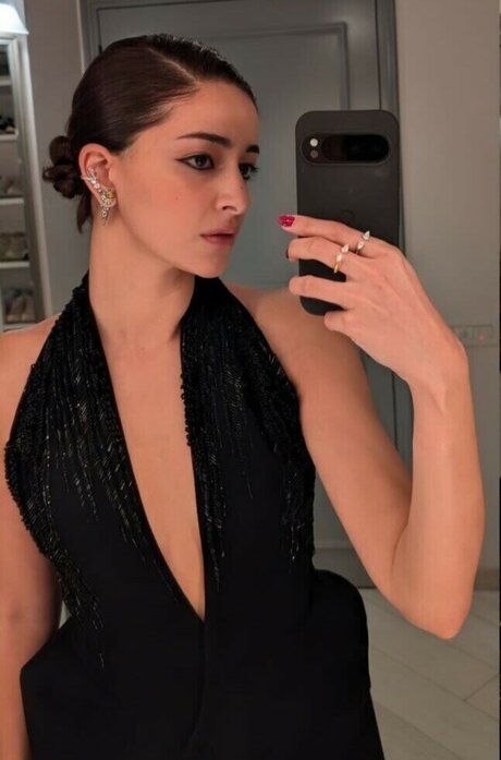 Ananya Pandey star hot pics