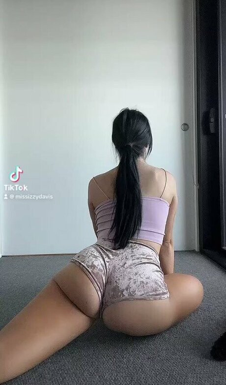 Izzy Davies hermosa actriz archivo