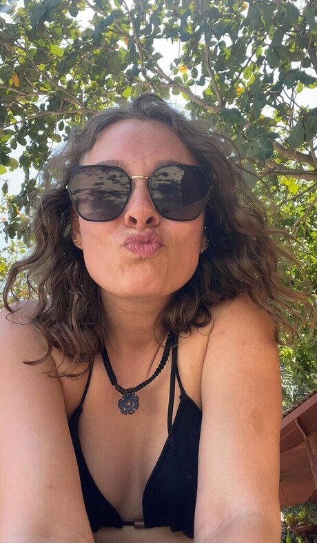 Sabrina Outdoor actriz atractiva imagen