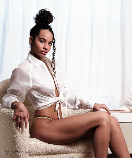 Vaea Brazier model top picture