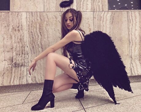 Amira Wirth modèle chaud img