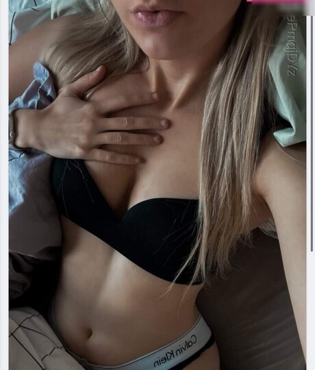 Josily model perfect image