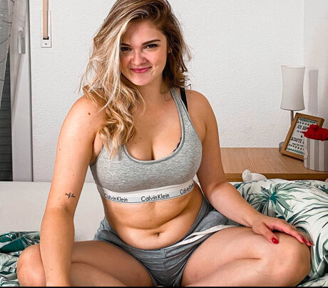 Mondwika actrice nue image