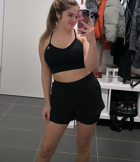 Mondwika modelo de alta definición galerías