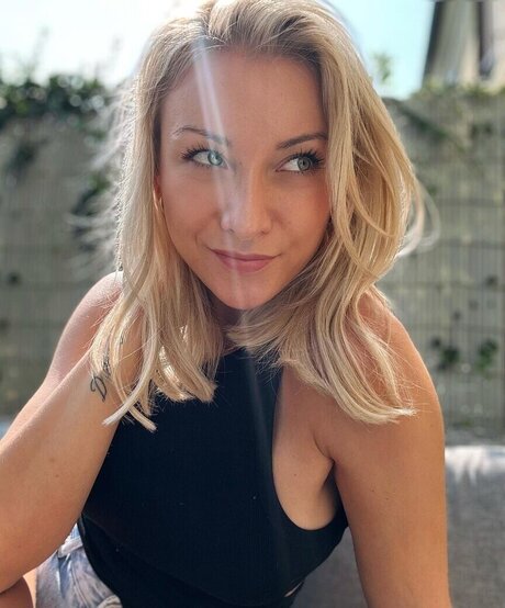 Anna Carina Woitschack top star img