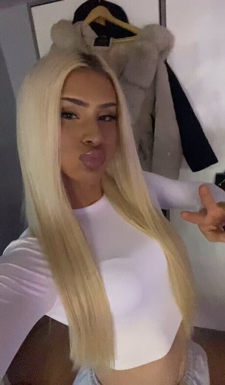 Barbie Lessa star top pic