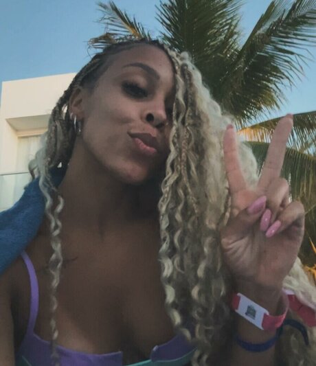 Lorrane Dos Santos étoile nue galeries