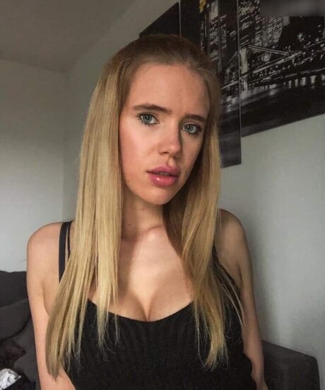 hollaura actrice de nus images