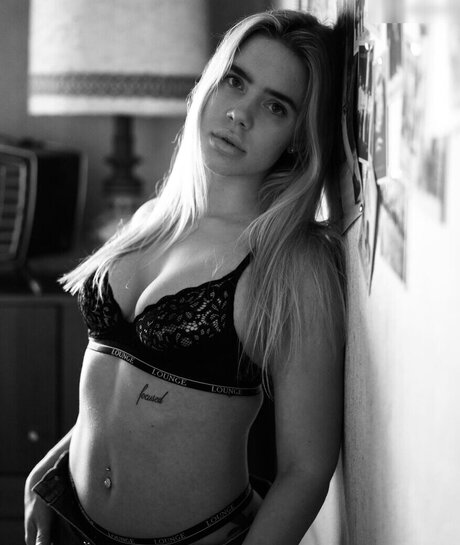 hollaura modelo gratis imagen