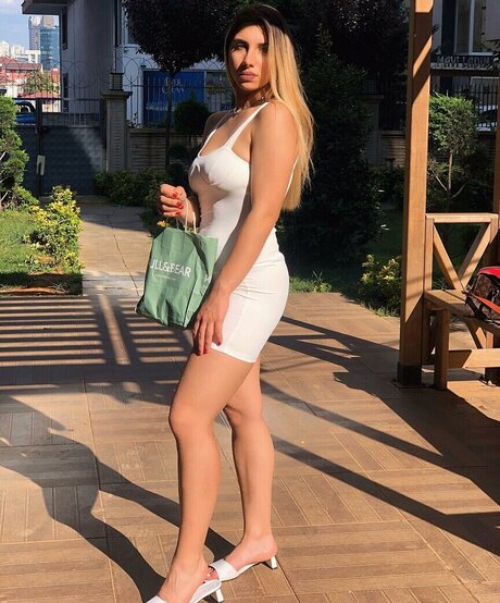 Elif Karaarslan modèle nu img