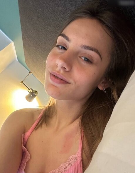 Evelina Kiss modelo libre imagen