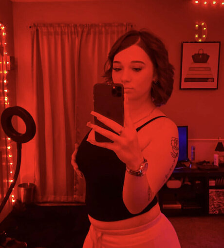 Caiidenn modelo adulto imágenes