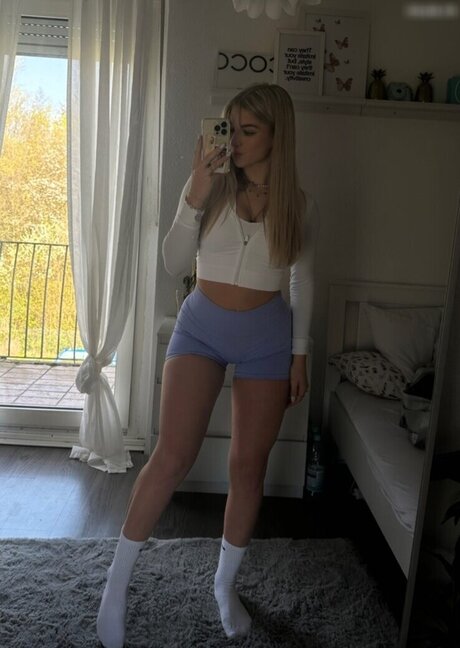 Caal me annaa modèle nu des photos