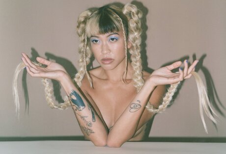 tienoftheworld étoile nue photo