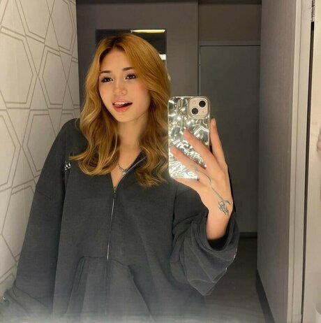 Emilykr0pp haut modèle image