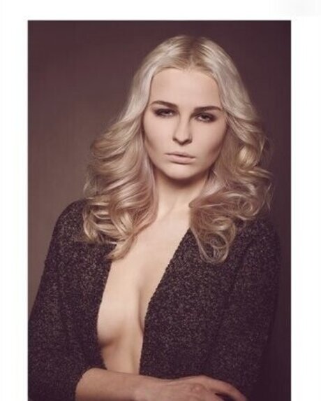 Jana Riva desnudos de modelos galerías