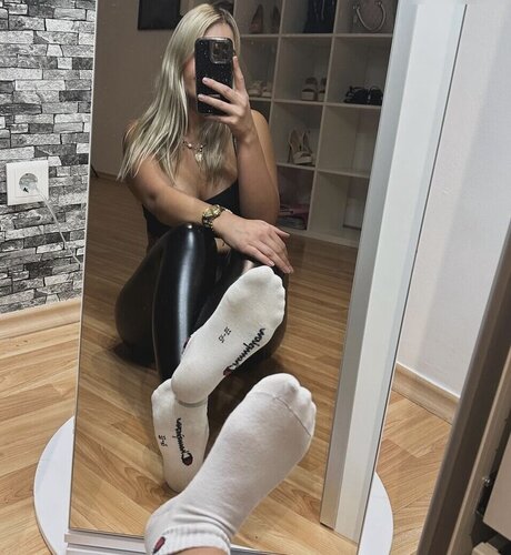 Mila leather socks modelo desnuda imagen