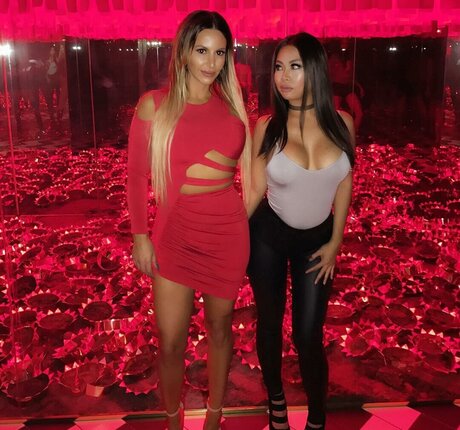 Angel Ngo estrella porno desnuda foto