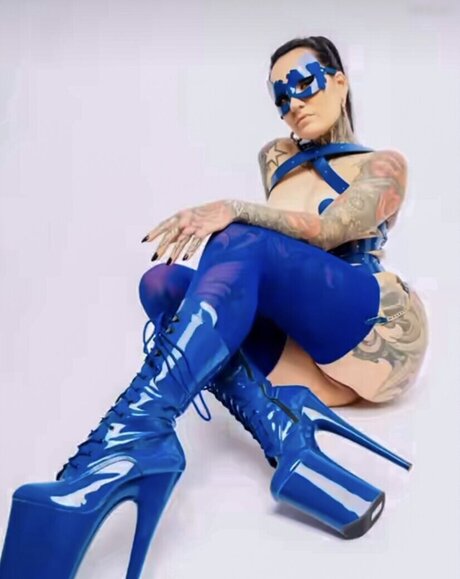 Bella Isadora modelo desnudo galerías