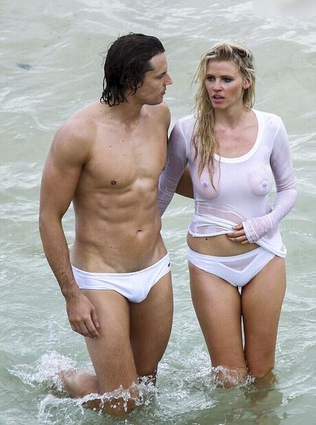Lara Stone star naked image